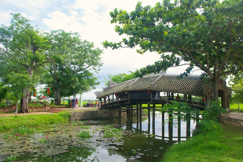As a very rare wooden bridge, it features the highest artistic value among all the ancient bridges in Vietnam. Thanh Toan bridge was recognised by the Ministry of Culture (now the Ministry of Culture, Sports and Tourism) as a "National cultural relic" in 1990. Thanh Toan wooden bridge is located 8km from Hue city centre, in the area of Thuy Thanh commune, Huong Thuy town.