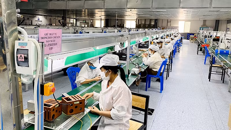 Workers at New Wing Interconect Technology company in Bac Giang return to work after the pandemic.