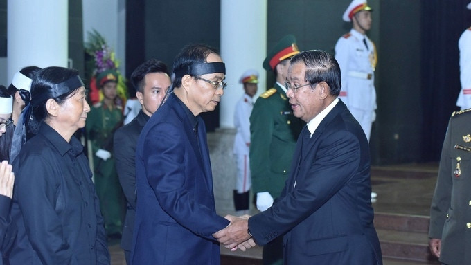 Cambodian PM Samdech Techo Hun Sen offers his deepest condolences to General Le Duc Anh's family at the State funeral in Hanoi. (Photo: VGP)