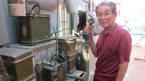 Veteran Nguyen Manh Hiep introducing the artifacts in the museum (Credit: vov)