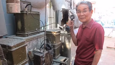 Veteran Nguyen Manh Hiep introducing the artifacts in the museum (Credit: vov)