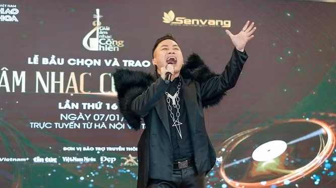 Singer Tung Duong at the awards ceremony of the 2021 Dedication Music Awards. (Photo: thethaovanhoa.vn)