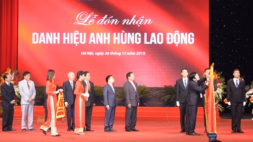 President Truong Tan Sang presents Labour Hero title to Vinatex. (Credit: VGP)
