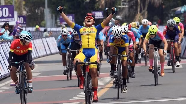Thailand's Jutatip Maneephan (centre) celebrates after crossing the finish line, followed by Pham Thi Quynh of Vietnam (L) (Photo: www.bangkokpost.com)