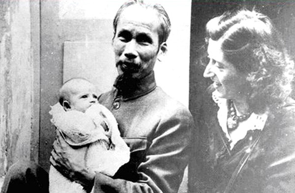 Uncle Ho holding his goddaughter, who he affectionately called Babette, just after she was born at the Port-Royal Maternity Hospital (Photo: thethaovanhoa.vn)