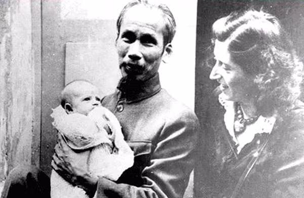Uncle Ho holding his goddaughter, who he affectionately called Babette, just after she was born at the Port-Royal Maternity Hospital (Photo: thethaovanhoa.vn)
