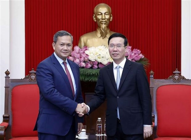 Politburo member and permanent member of the Secretariat of the Communist Party of Vietnam (CPV)’s Central Committee Vo Van Thuong (right) receives Hun Manet, member of the Standing Committee of the Cambodian People’s Party (CPP) Central Committee and Deputy Commander-in-Chief of the Royal Cambodian Armed Forces, in Hanoi on August 9. (Photo: VNA)
