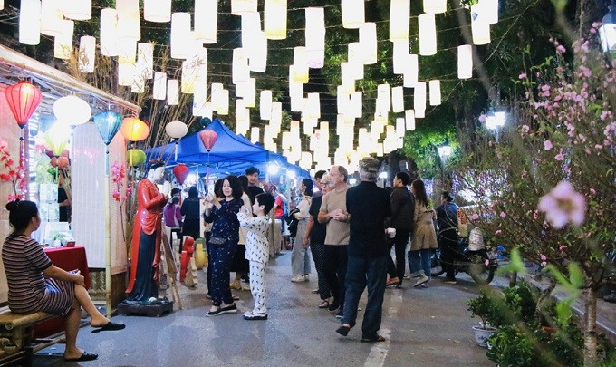 The traditional Tet flower market attracts a large crowd of locals and tourists. (Photo: Hanoimoi)