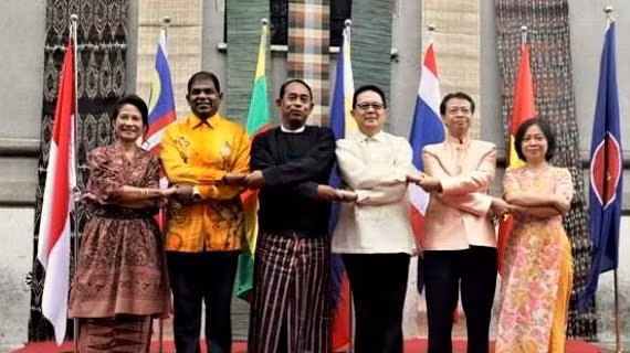 Ambassadors of ASEAN countries in Italy in a group photo. (Photo: VNA)