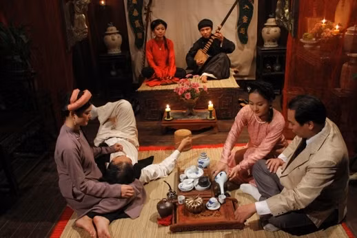 A scene from the film ‘Tro Doi’