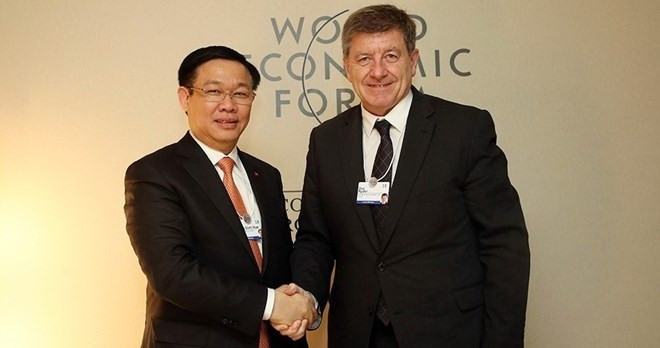 Deputy Prime Minister Vuong Dinh Hue (L) and Director General of the International Labour Organisation Guy Ryder (Photo: VNA)