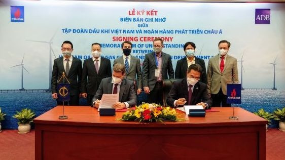 The signing ceremony between ADB and PetroVietnam (Photo: ADB)