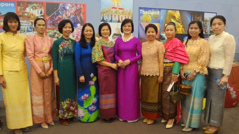 Ambassador Nguyen Nguyet Nga (sixth from left) joins other female delegates for a group photo at the exhibition 