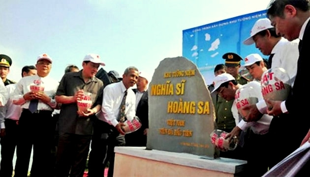 Delegates lay stones for construction of the memorial monument in Ly Son, January 17. (Credit: NDO)