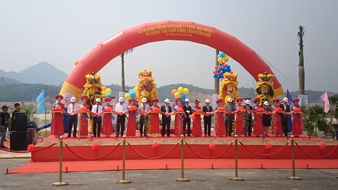 Delegates cut the ribbon to inaugurate the first phase of the Da Nang IT Park project.