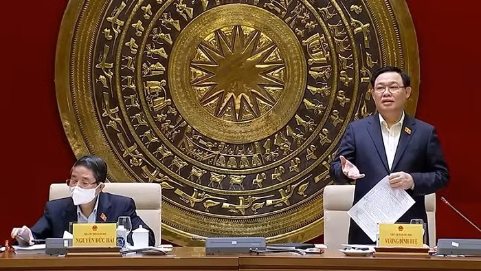 NA Chairman Vuong Dinh Hue speaking at the meeting (Photo: NDO/Van Chuc)