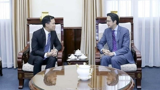Assistant Minister of Foreign Affairs Do Hung Viet (R) and Dr Anoulak Kittikhoun, CEO of the MRC Secretariat (Photo: baoquocte.vn)