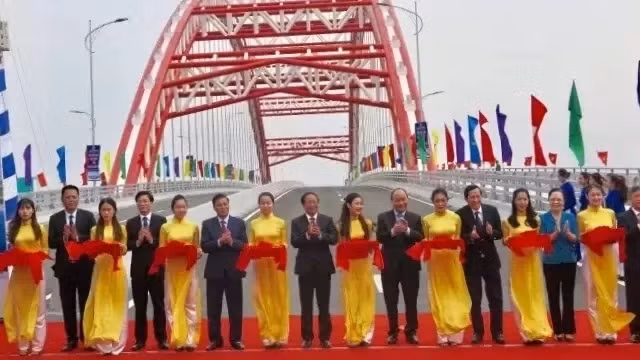 The ribbon-cutting ceremony to inaugurate the Hoang Van Thu Bridge in Hai Phong