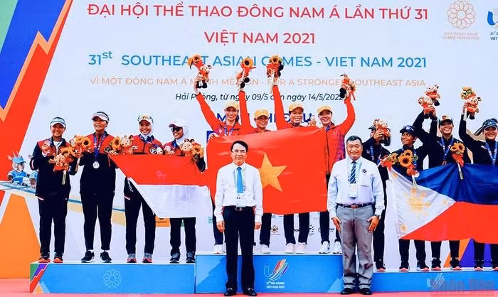 Four experienced athletes brought the first gold medal for Vietnam in the day in the women's quadruple sculls event. (Photo: NDO)