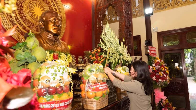 Vice President Vo Thi Anh Xuan offers incense to the late President Ton Duc Thang.