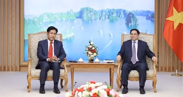 Prime Minister Pham Minh Chinh (right) and Lao Justice Minister Phayvy Siboualypha (Photo: VNA)