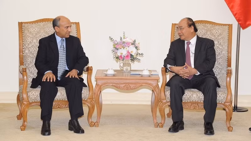 Prime Minister Nguyen Xuan Phuc and Ambassador of Saudi Arabia to Vietnam Saud F.M Al Suwelim (Photo: Tran Hai)