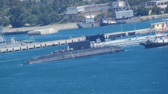 HQ-184 Hai Phong submarine successfully arrives in the Cam Ranh military port.
