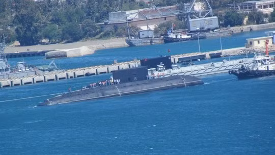 HQ-184 Hai Phong submarine successfully arrives in the Cam Ranh military port.