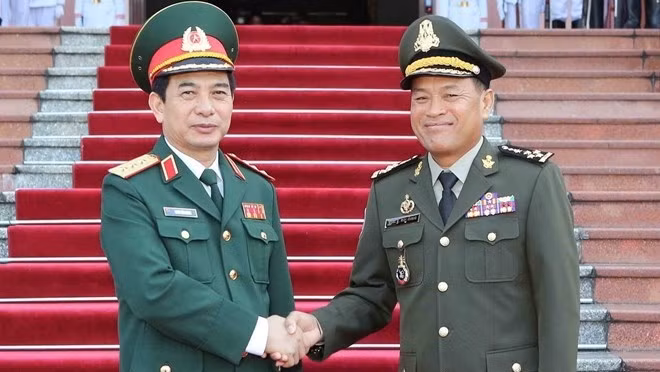 Senior Lieutenant General Phan Van Giang, Chief of the Vietnam People’s Army (L) receives General Vong Pisen, Commander-in-Chief of the Royal Cambodian Armed Forces. (Photo: VNA)