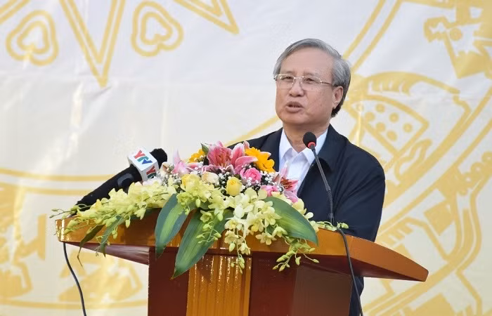 Permanent member of the Party Central Committee's Secretariat Tran Quoc Vuong speaks at a meeting with teachers and students of schools in the upland commune of Tu Le in Van Chan District, Yen Bai Province.