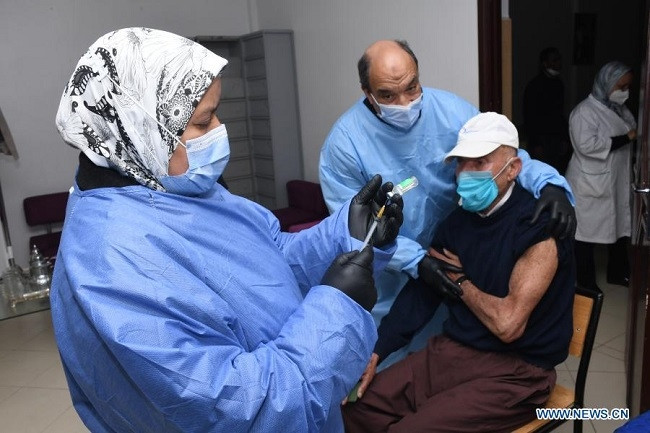  A medical worker prepares a dose of COVID-19 vaccine in Rabat, Morocco, Feb. 11, 2021. Morocco announced on Thursday 471 new COVID-19 cases, taking the tally in the North African country to 477,160. (Photo: Xinhua)
