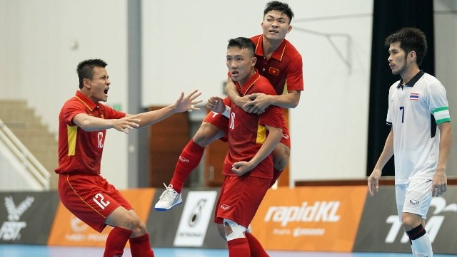 The Vietnam futsal team (in red) could not earn a point after suffering a 1-4 loss to Thailand (in white) during their first clash at the 29th SEA Games in Malaysia, August 18. (Credit: thanhnien.vn) 