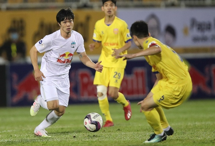 Striker Nguyen Cong Phuong (in white) contributes a brace to HAGL's 4-3 victory against Nam Dinh FC on April 12. (Photo: VPF)
