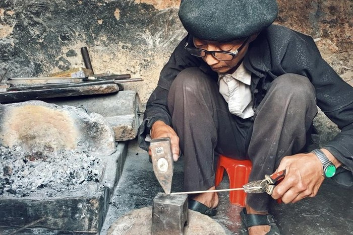 The family of artisan Mua Se Sinh is one of six households in the village who have still kept up the traditional craft of silver carving