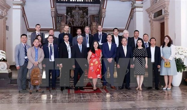 The US mission led by Deputy Assistant Secretary for Asia Pamela Phan of the International Trade Administration at the US Department of Commerce (centre, front row) meet with Vice Chairman of the Ho Chi Minh City People’s Committee Vo Van Hoan on June 10 (fifth from the left, front row). (Photo: VNA)