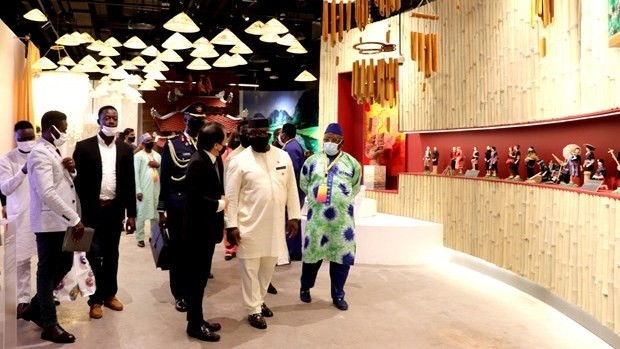 Sierra Leone President Julius Maada Bio visits the Vietnam Exhibition House at Expo 2020 Dubai. (Photo: VNA)