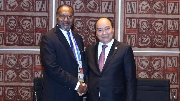 PM Nguyen Xuan Phuc (R) and Prime Minister of Vanuatu Charlot Salwai (Source: VNA)