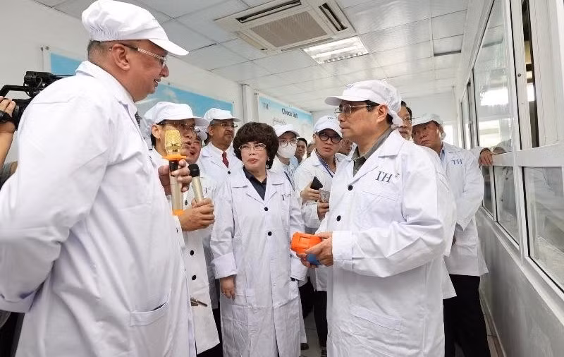 PM Pham Minh Chinh visits TH dairy producing system. (Photo: NDO)