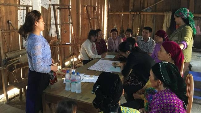 Members of Lung Tam linen weaving cooperative join the design for their workspace. (Photo: fanpage 'Action for Lung Tam')