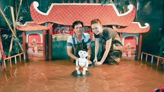 Huong Giang (right) and water-puppetry artist Phan Thanh Liem 