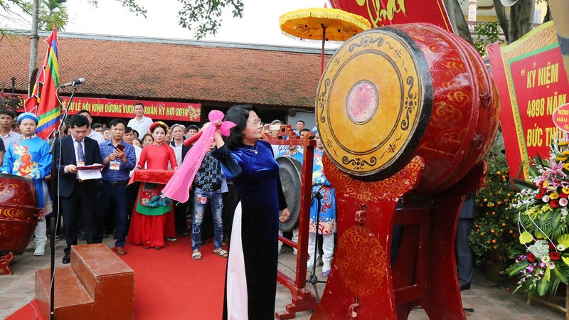 Vice President Dang Thi Ngoc Thinh beats the drum to open the Kinh Duong Vuong Temple festival. (Photo: Bao Bac Ninh)