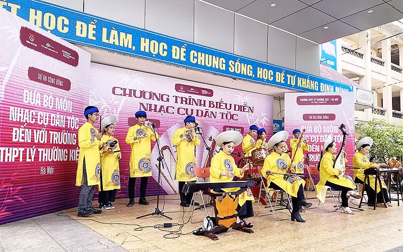 The programme on bringing ethnic musical instruments to high schools in Hanoi.