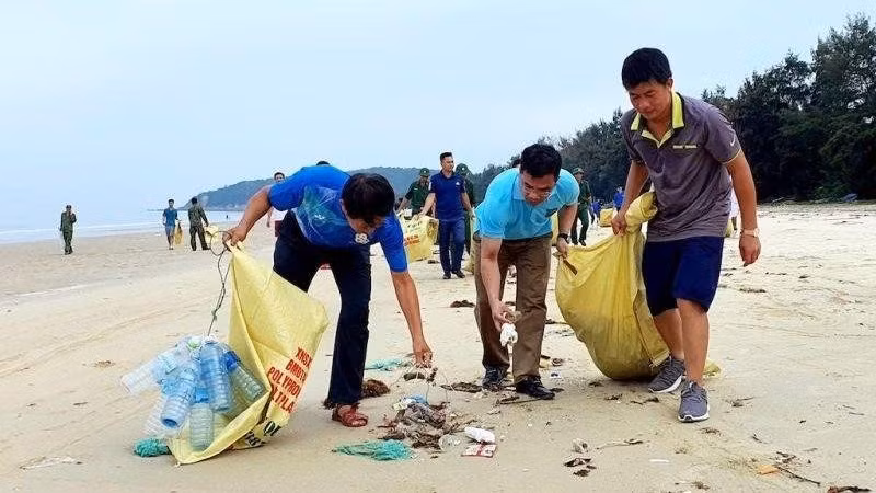 Agencies, departments, branches, organisations, unions, armed forces and people of Co To island district came out to clean the beach.