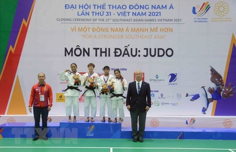 Do Thu Ha presented with gold medal (Photo: VNA)