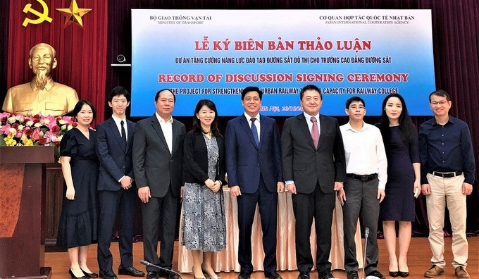 Delegates at the signing ceremony. (Photo courtesy of JICA)