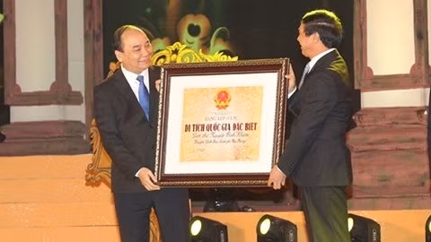 Deputy PM Nguyen Xuan Phuc presents the PM’s certificate recognising the Trang Trinh temple as a special national heritage site to Hai Phong city.
