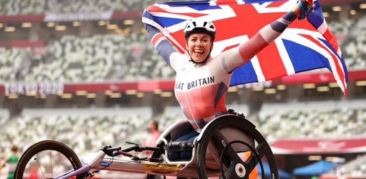 Hannah Cockroft of Team Great Britain celebrates winning the gold medal and breaking the Paralympic record after competing in the Women's 800m - T34 Final on day 11 of the Tokyo 2020 Paralympic Games at Olympic Stadium on September 4, 2021 in Tokyo, Japan. (Photo: Getty Images) 