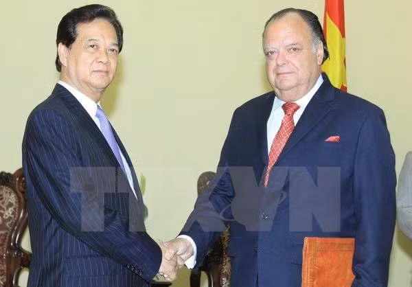 PM Nguyen Tan Dung welcomes the first accredited Peruvian Ambassador to Vietnam Carlos Berninzon. (VNA) 
