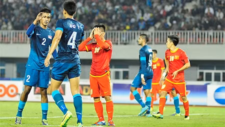 Disappointment of U-23 Vietnam (red) after the loss 