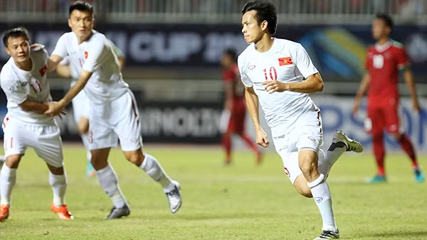 Forward Van Quyet (No. 10) scored the equaliser for Vietnam in the first half, but that was all the team could do, suffering a narrow loss 1-2 to hosts Indonesia in their clash at Pakansari Stadium in Bogor, Indonesia on December 3. (Credit: VNE)